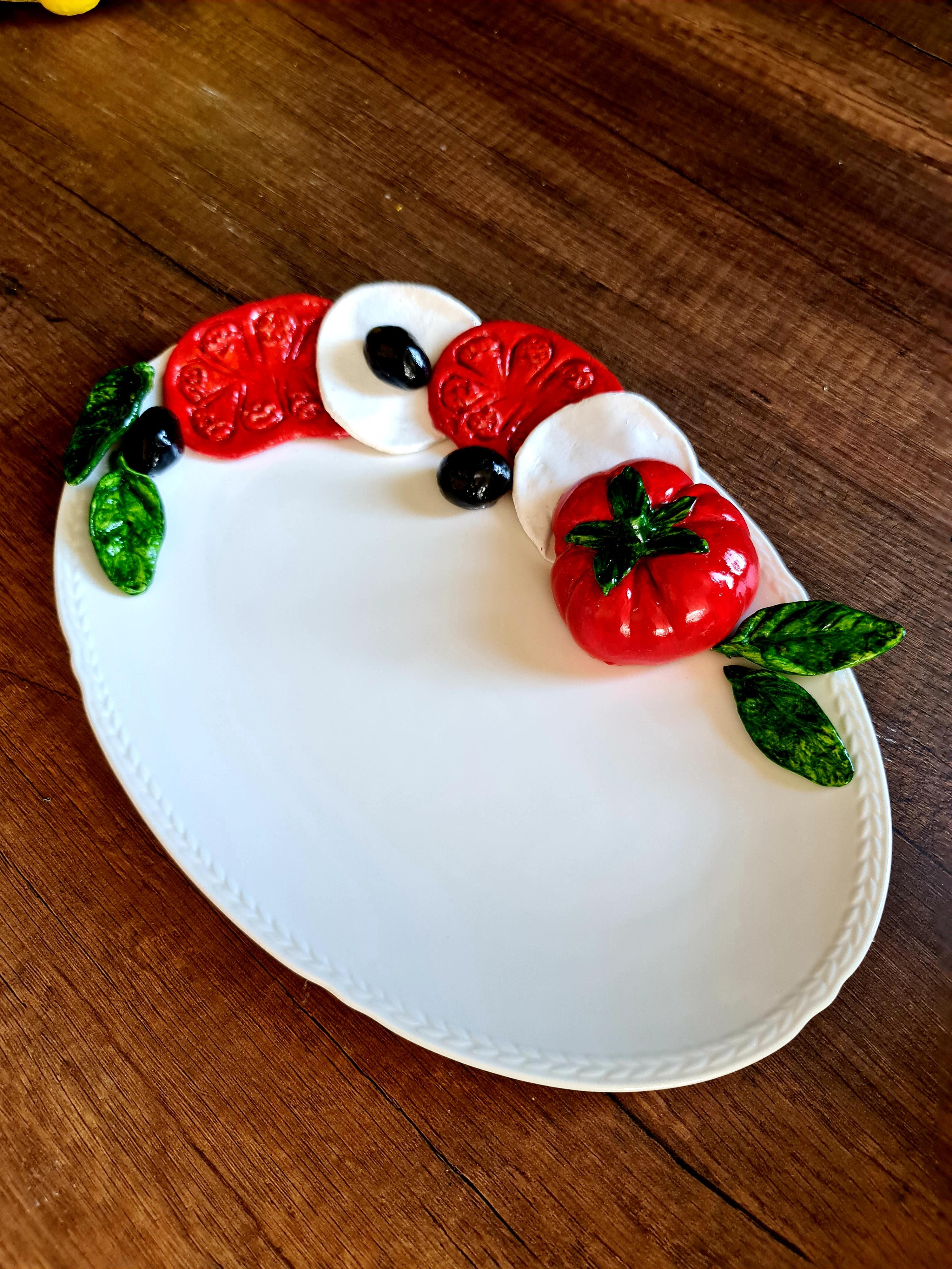 Domatesli kayık tabak