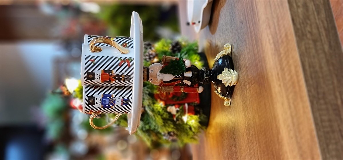Nutcracker ayaklı sunum tabağı