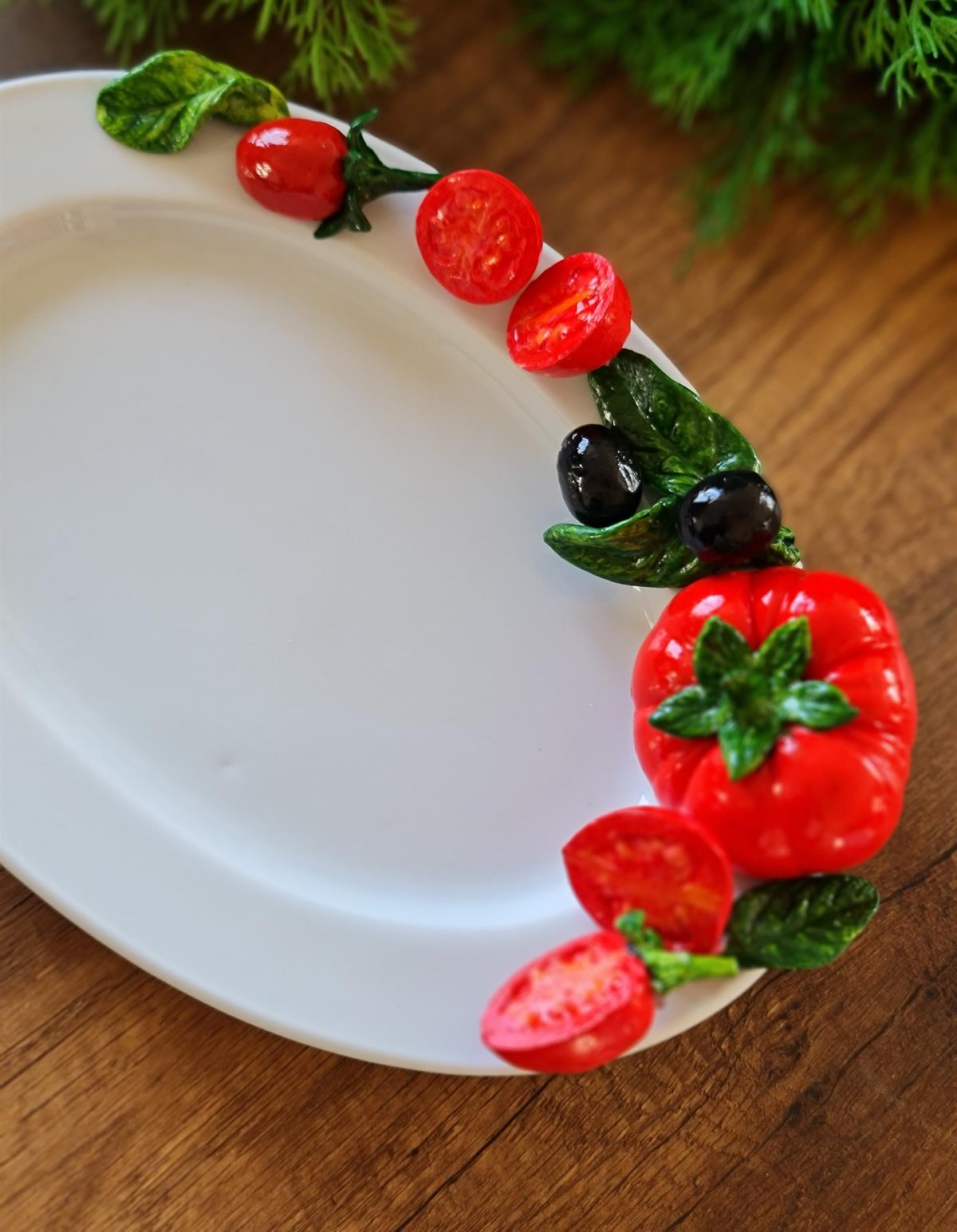 Domatesli oval sunum