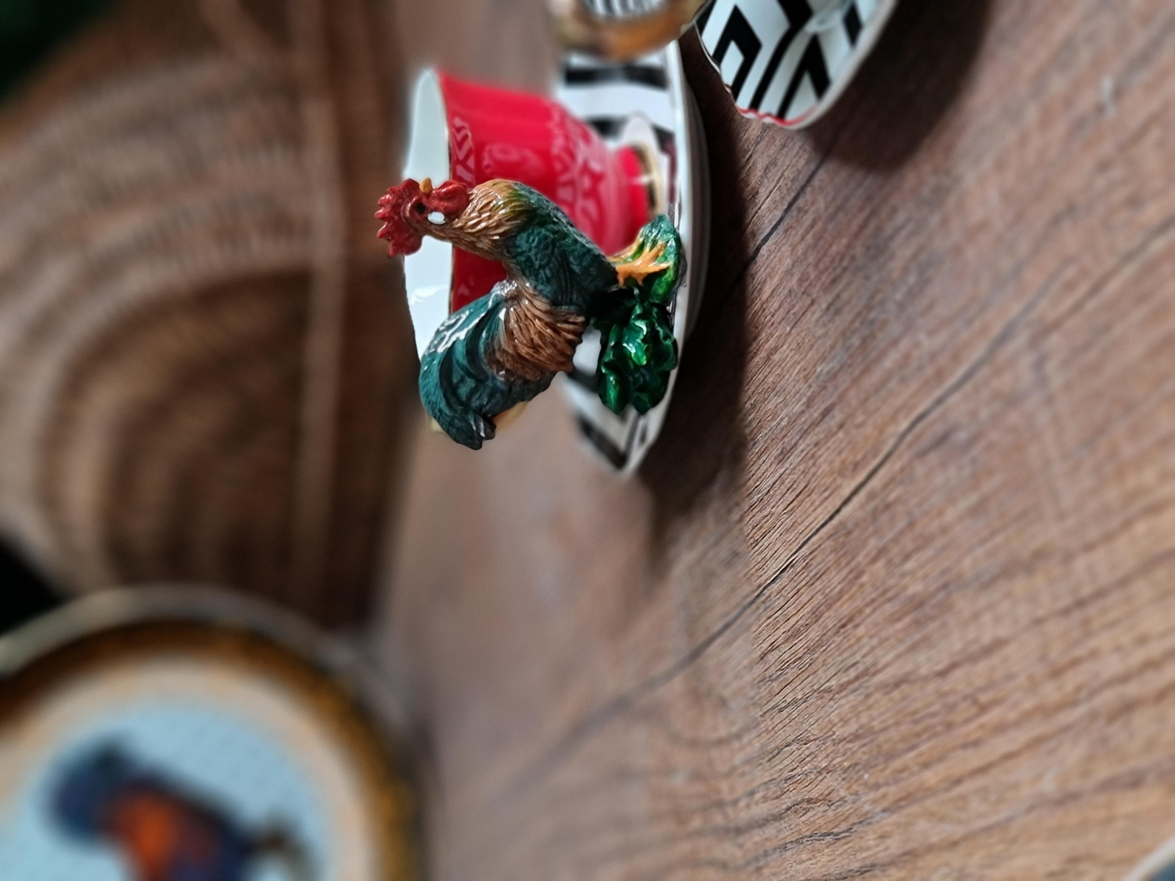 horozlu kırmızı kahve fincanı