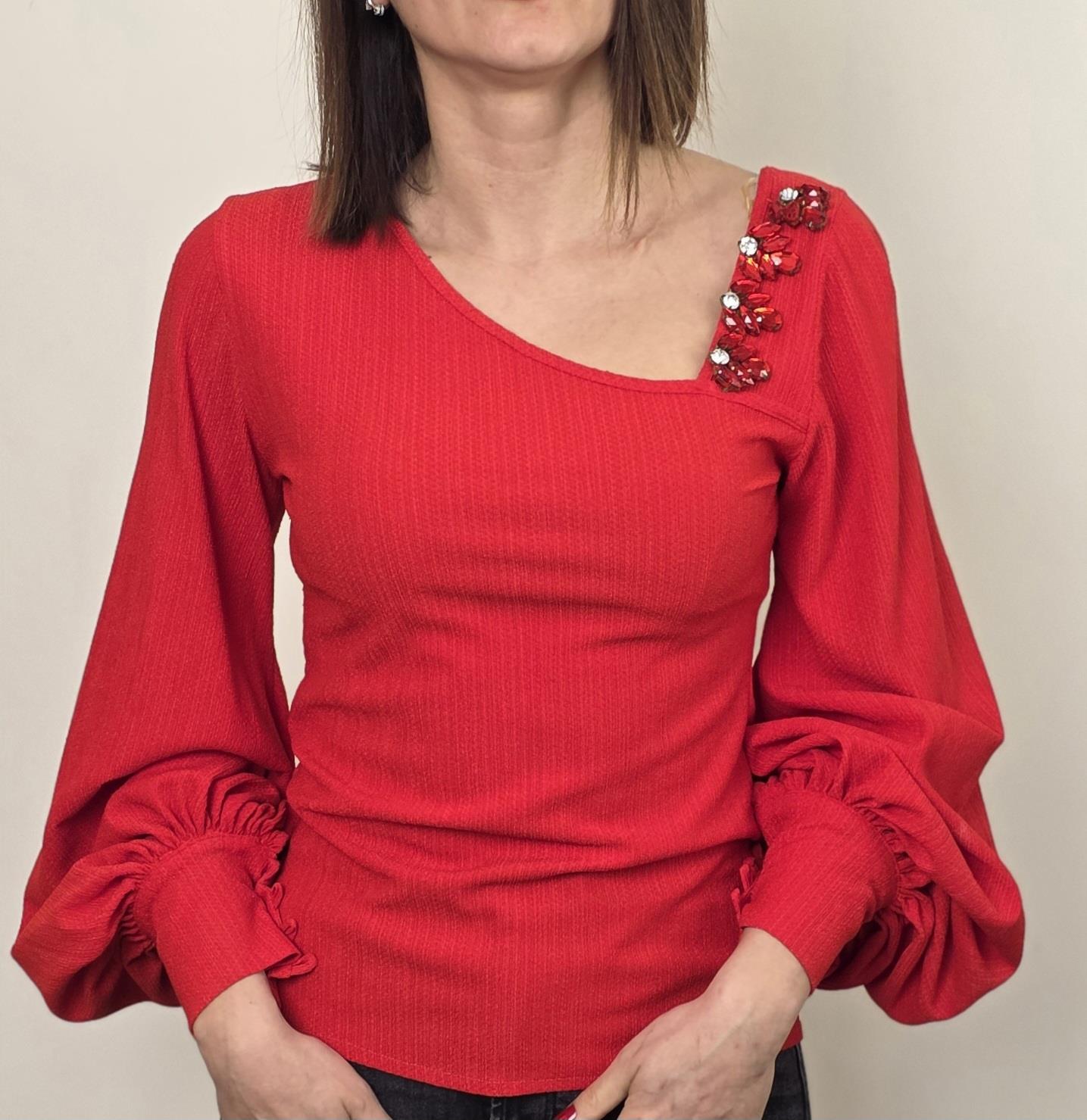 kırmızı taş detaylı bluz