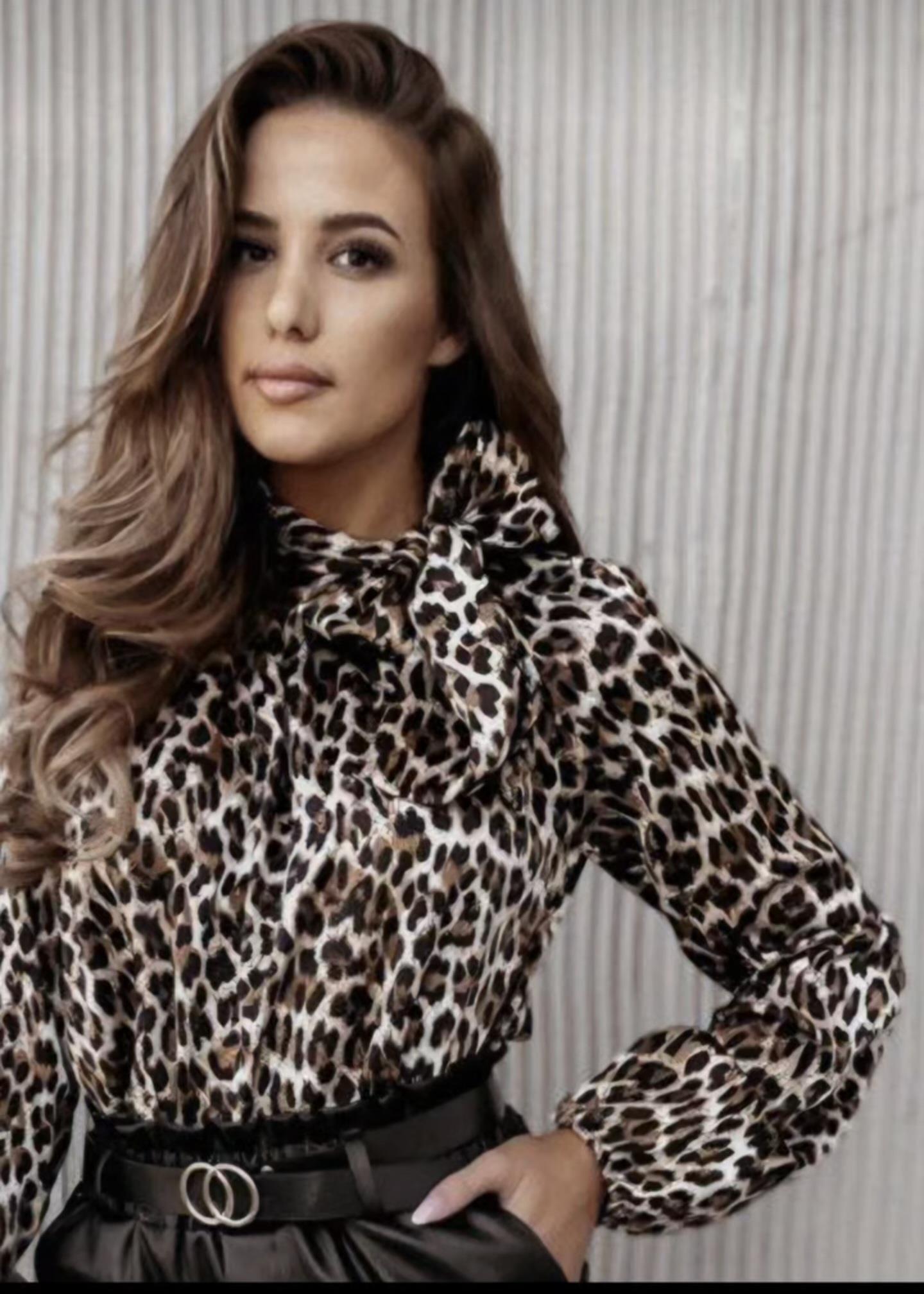 leopar fular detaylı bluz