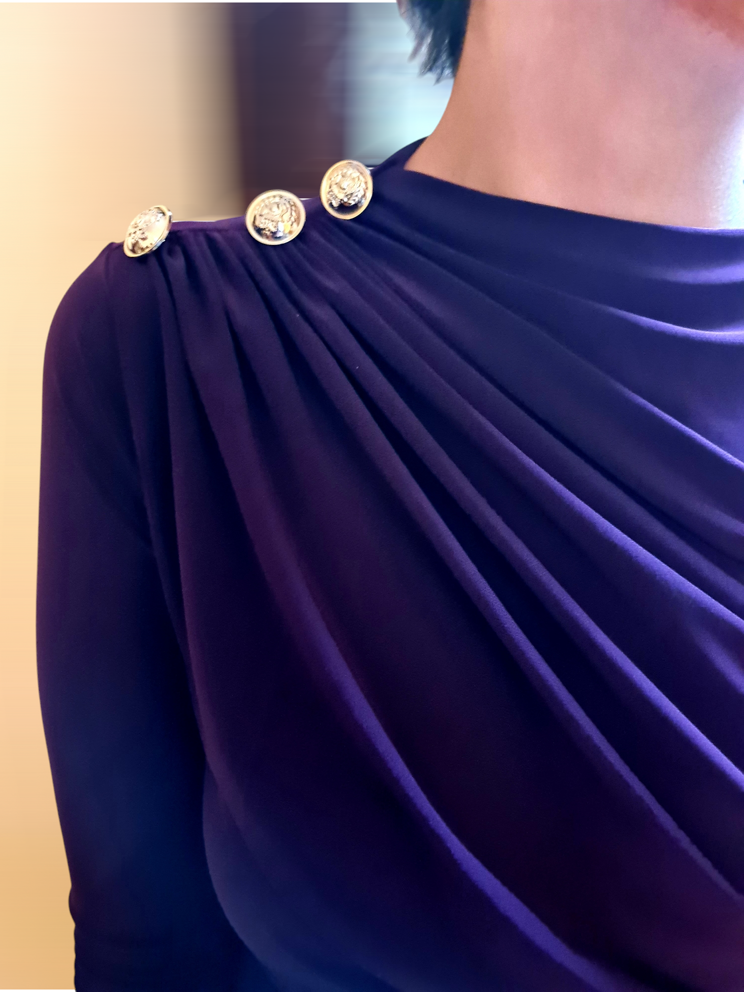 Mor dik yakalı drape omuz düğme detaylı bluz