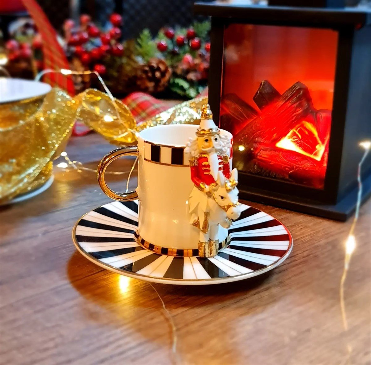 nutcracker fincan kırmızı