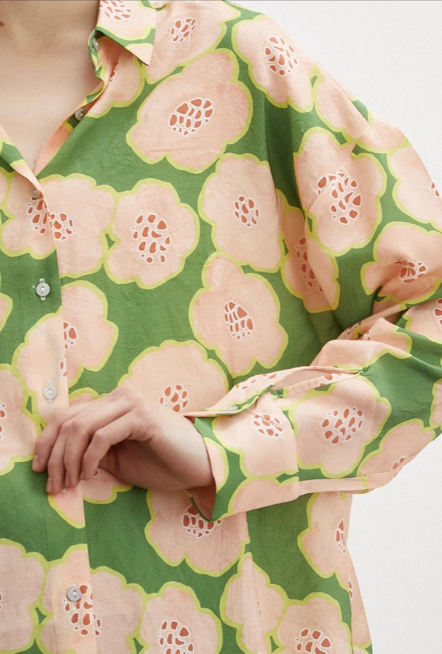 pembe çiçekli gömlek