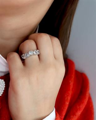 925 Ayar Gümüş Beyaz Sıralı Kalp Yüzük