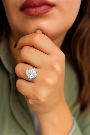 925 Ayar Gümüş, Elmas Kesim Oval Taş Yüzük – Premium Kalite