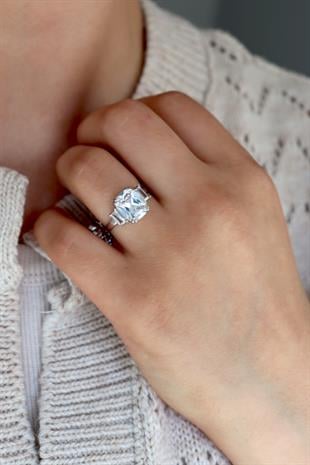 925 Ayar Gümüş Ilyra Beyaz Taşlı Yüzük