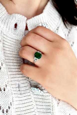 925 Ayar Gümüş Ilyra Zümrüt Taşlı Yüzük