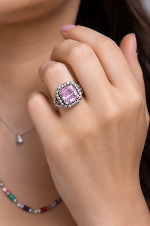 925 Ayar Gümüş Otantik Pembe Kare Ice Cut Taşlı Hürrem Yüzük