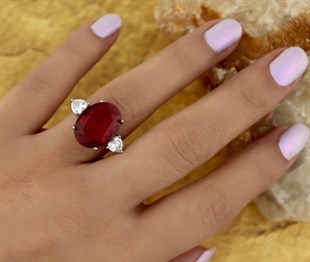 925 Ayar Gümüş Oval Yakut Kırmızısı Kalp Detaylı Yüzük