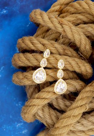 925 Ayar Gümüş Pırlanta Montürlü Beyaz Damla Taşlı Küpe