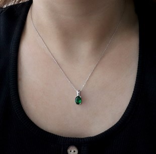 925 Ayar Gümüş Rodyumlu Zümrüt Oval Taş Kolye