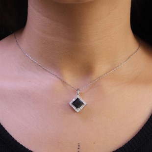 925 Ayar Gümüş Zarif Siyah Taşlı Kolye