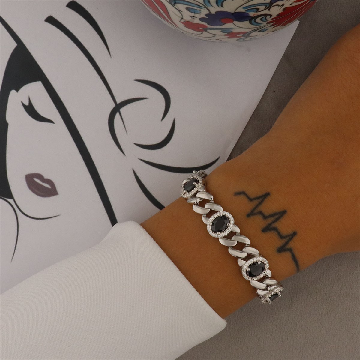 925 Ayar Gümüş Oval Desen Siyah Taşlı Şık Bileklik