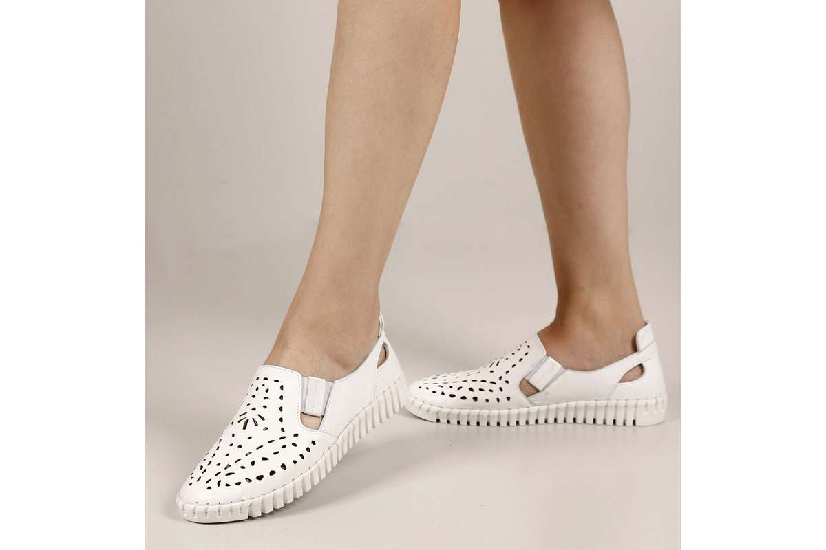 While real leather is breathable, it is also important to choose a light color so that the shoes do not sweat.