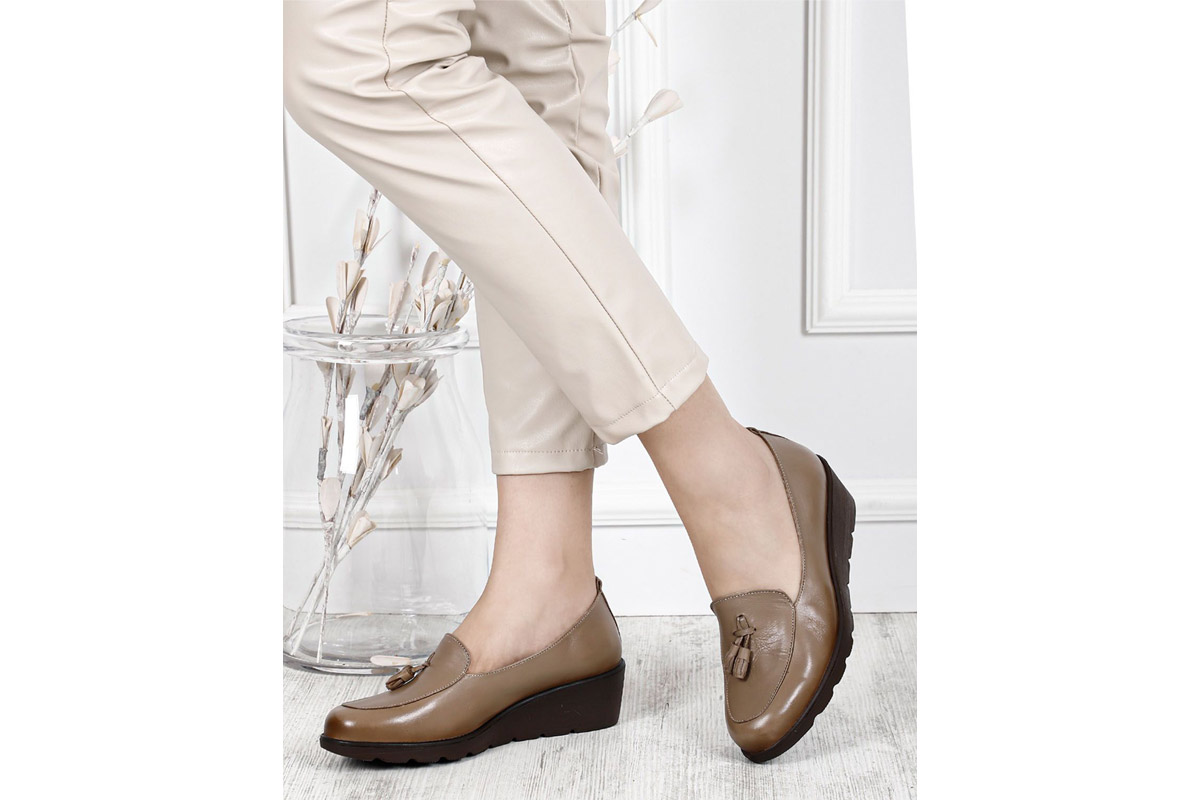 How to Combine Wedge Heel Shoes?