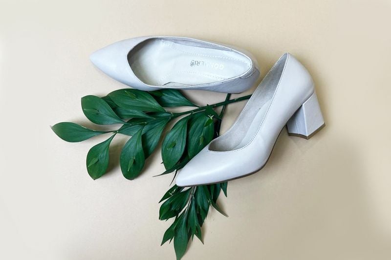 Gon brand white pair of shoes