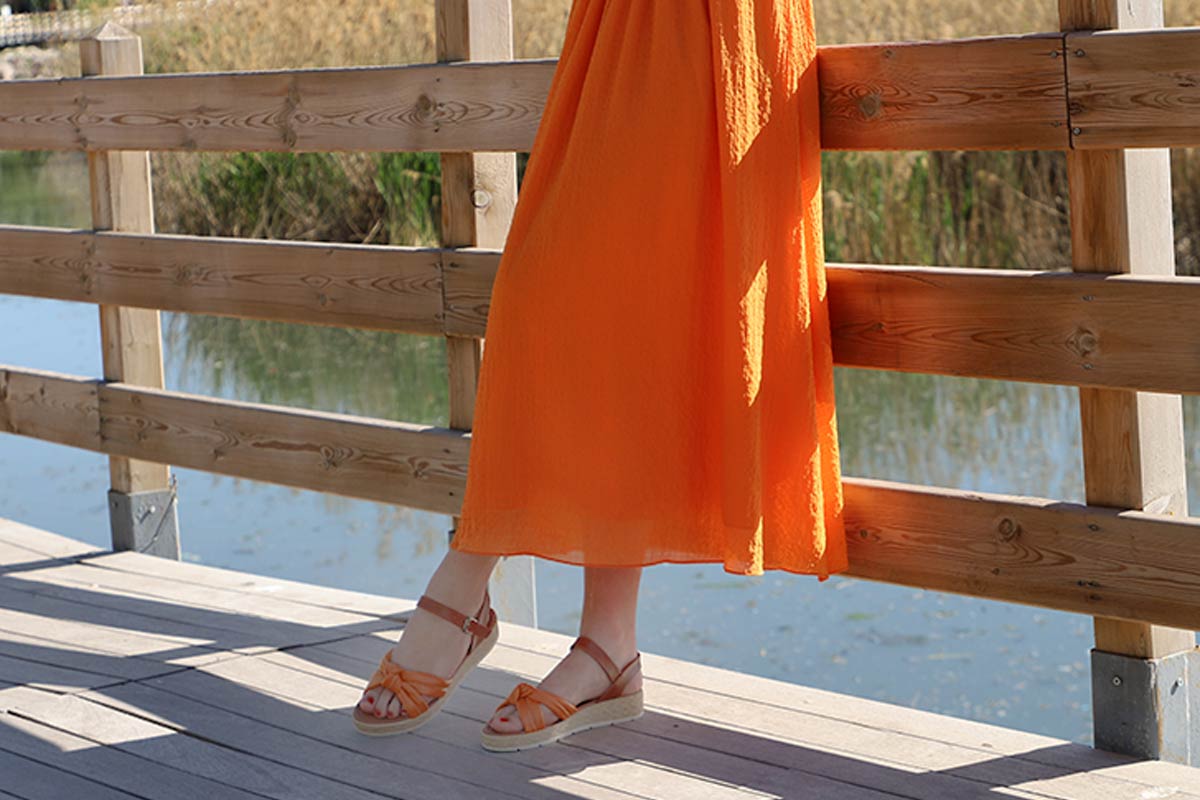 turuncu-elbisenin-altina-ne-renk-ayakkabi-giyilir