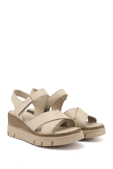 Kadın Bej Çapraz Bantlı Dolgu Topuklu Hakiki Deri Sandalet