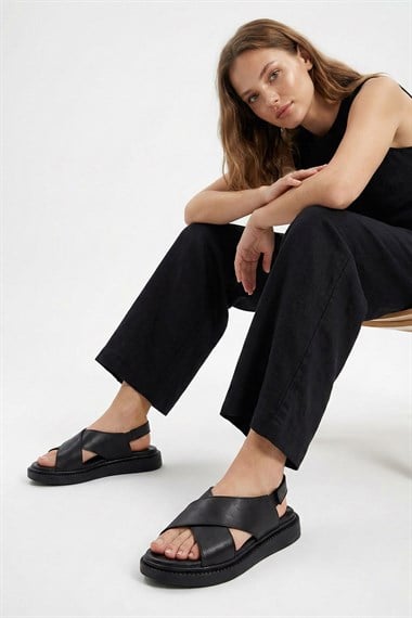 Kadın Siyah Çapraz Bantlı Dolgu Taban Hakiki Deri Comfort Sandalet