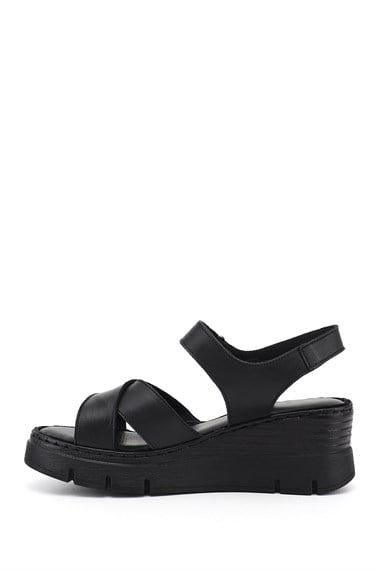 Kadın Siyah Çapraz Bantlı Dolgu Topuklu Hakiki Deri Sandalet