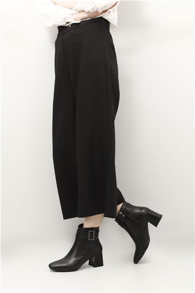 Womens Black Zippered Blunt Toe Thick Heel Boots