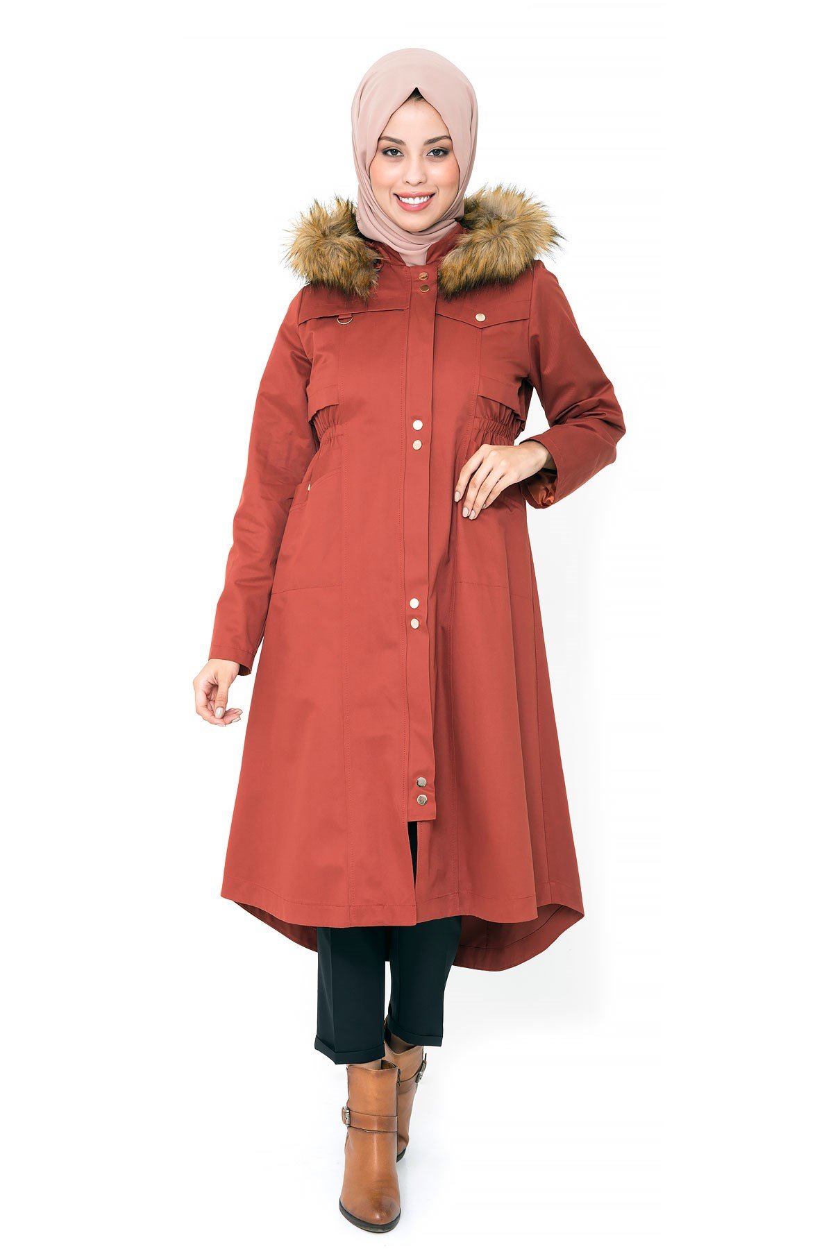 Manteau à capuche couleur brique avec fermeture éclair