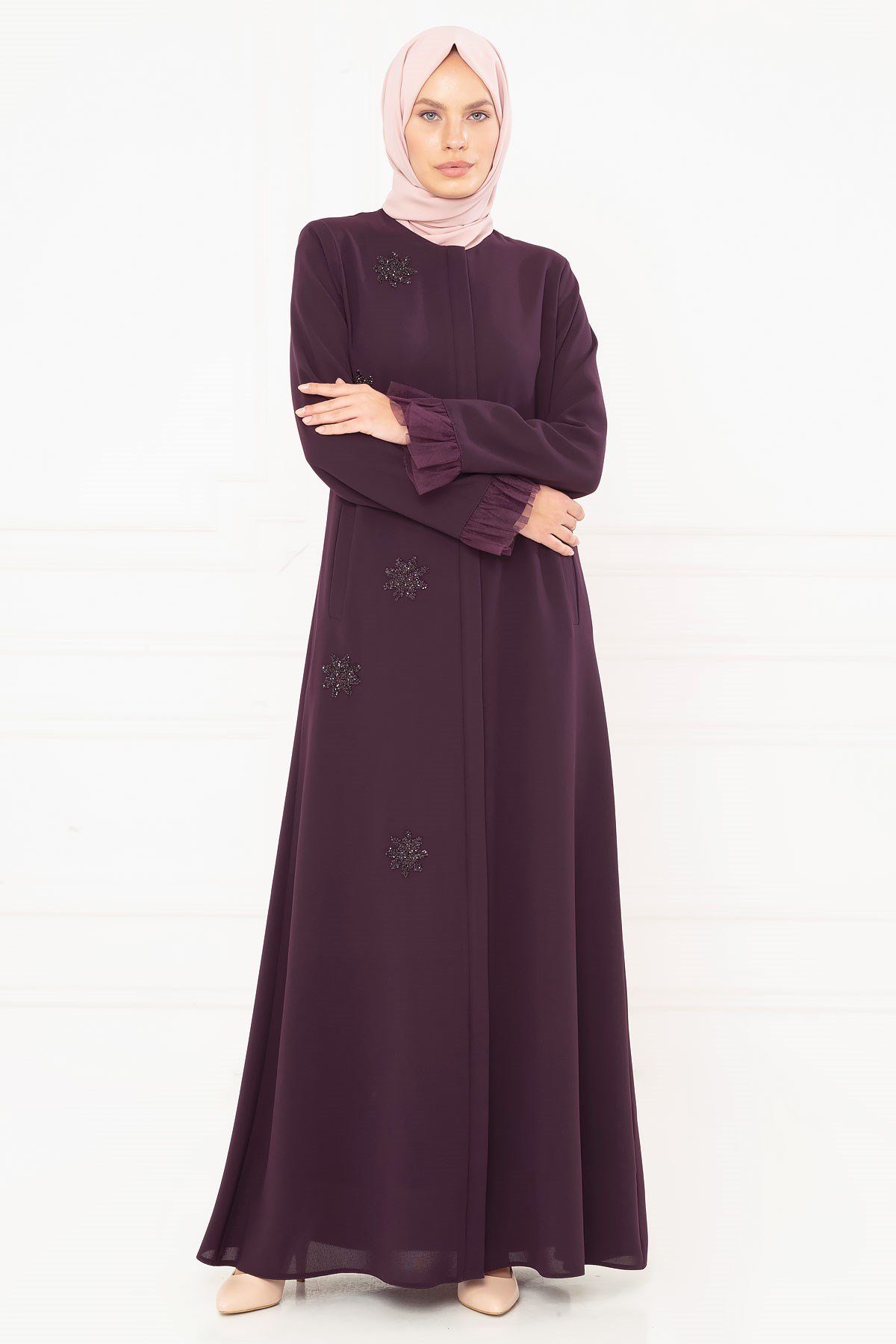 Beyza-عباءة باللون الأرجواني الداكن بتفاصيل شبكيّة ومرصّعة بالأحجار الكريمة 3M3195