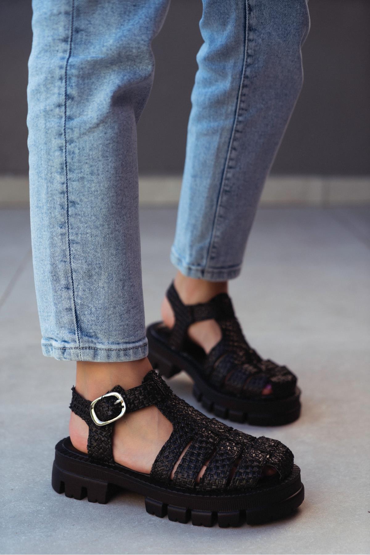Camellia Organik Siyah Hasır Bilek Kemer Detaylı Kısa Topuklu Kadın Sandalet