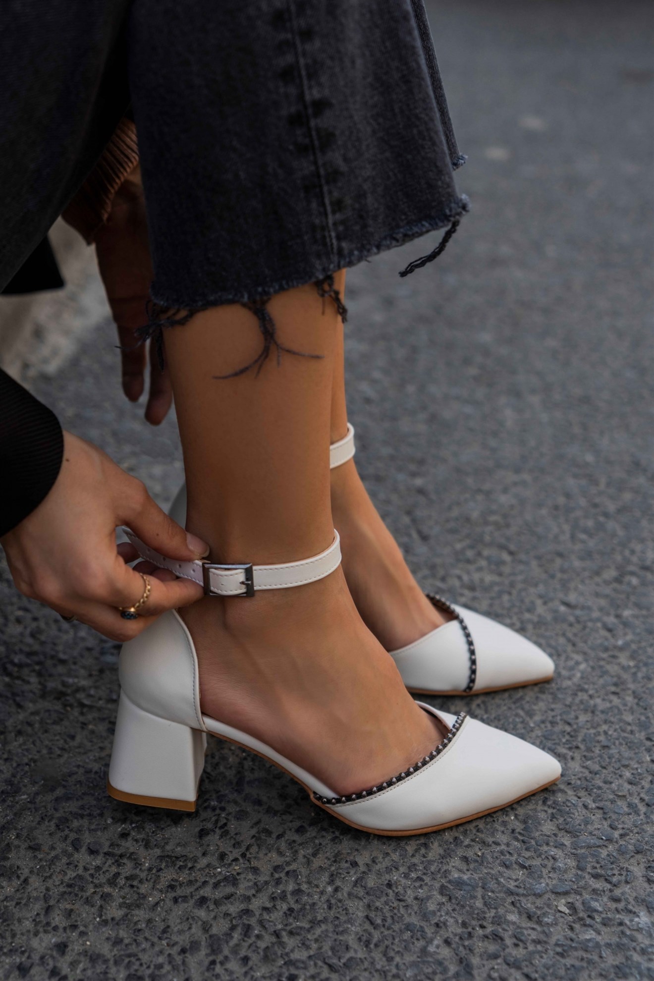 Entorse Beyaz Mat Zara Kesim Bilekten Bağlı Topuklu Ayakkabı