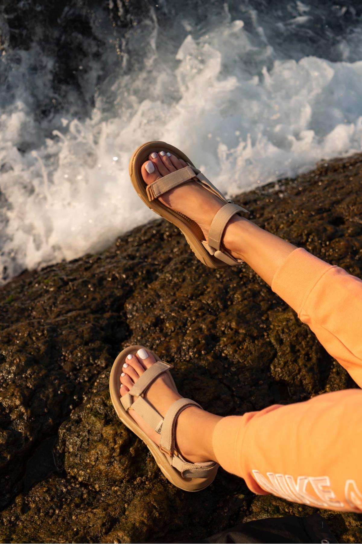 Step Koyu Bej Cırtlı Düz Taban Kadın Sandalet