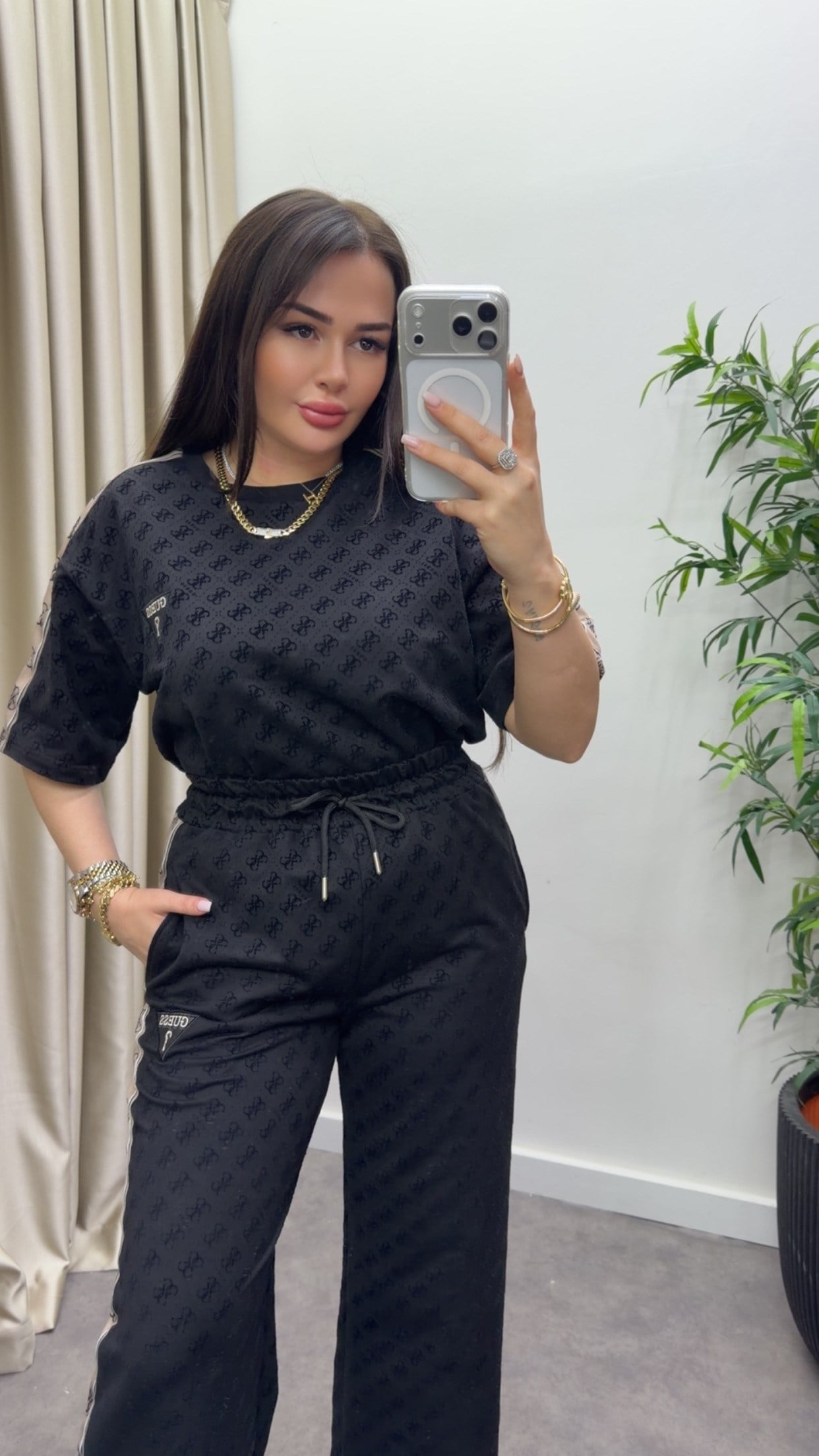 Gues Desenli Şeritli Takım