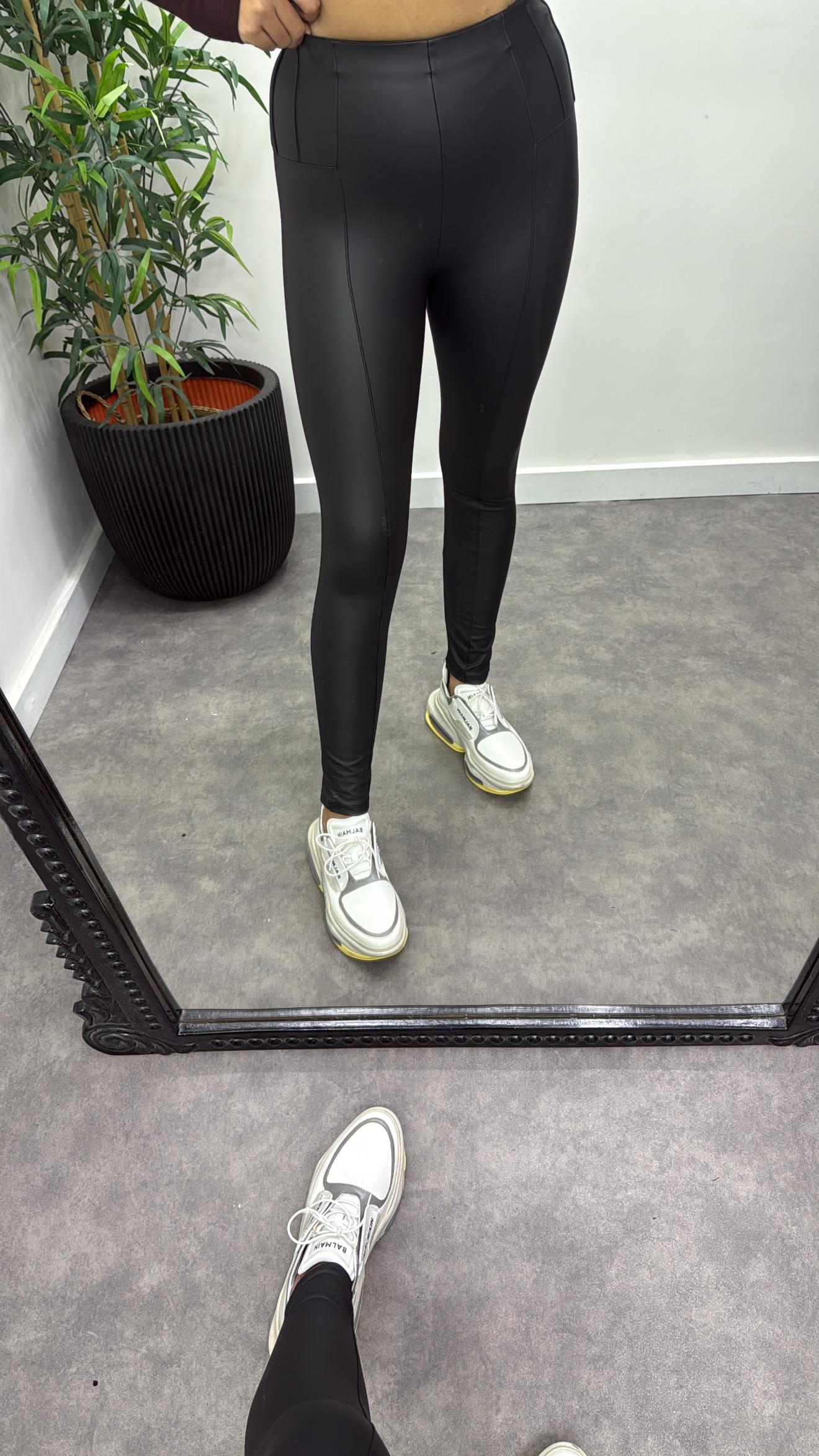 Nevrülü Mat Deri Tayt