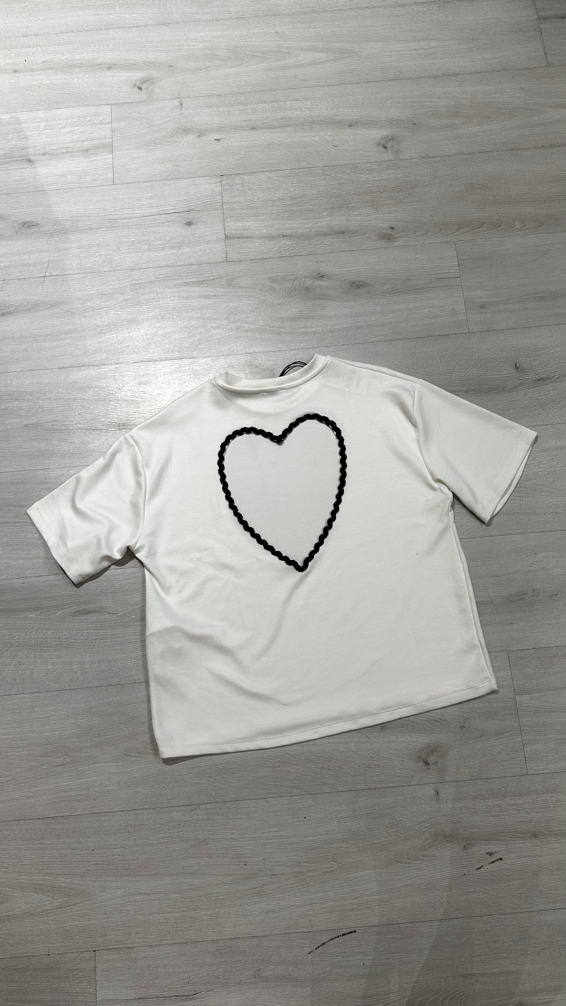 Sırt Detay Kalp Nakışlı T-Shirt