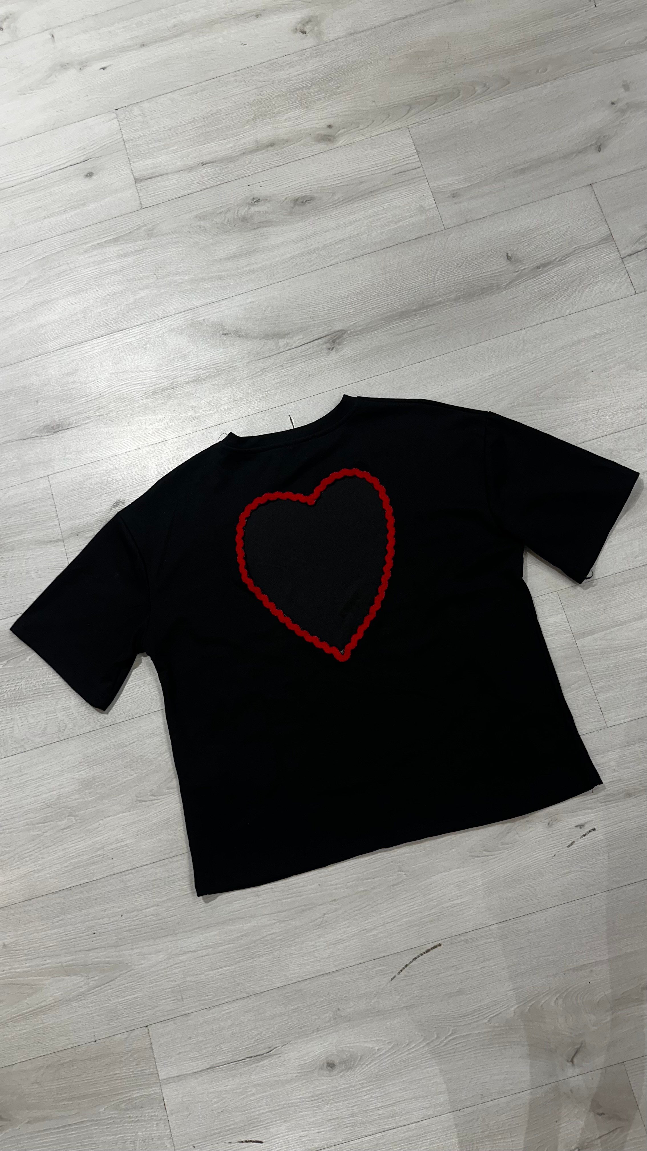 Sırt Detay Kalp Nakışlı T-Shirt
