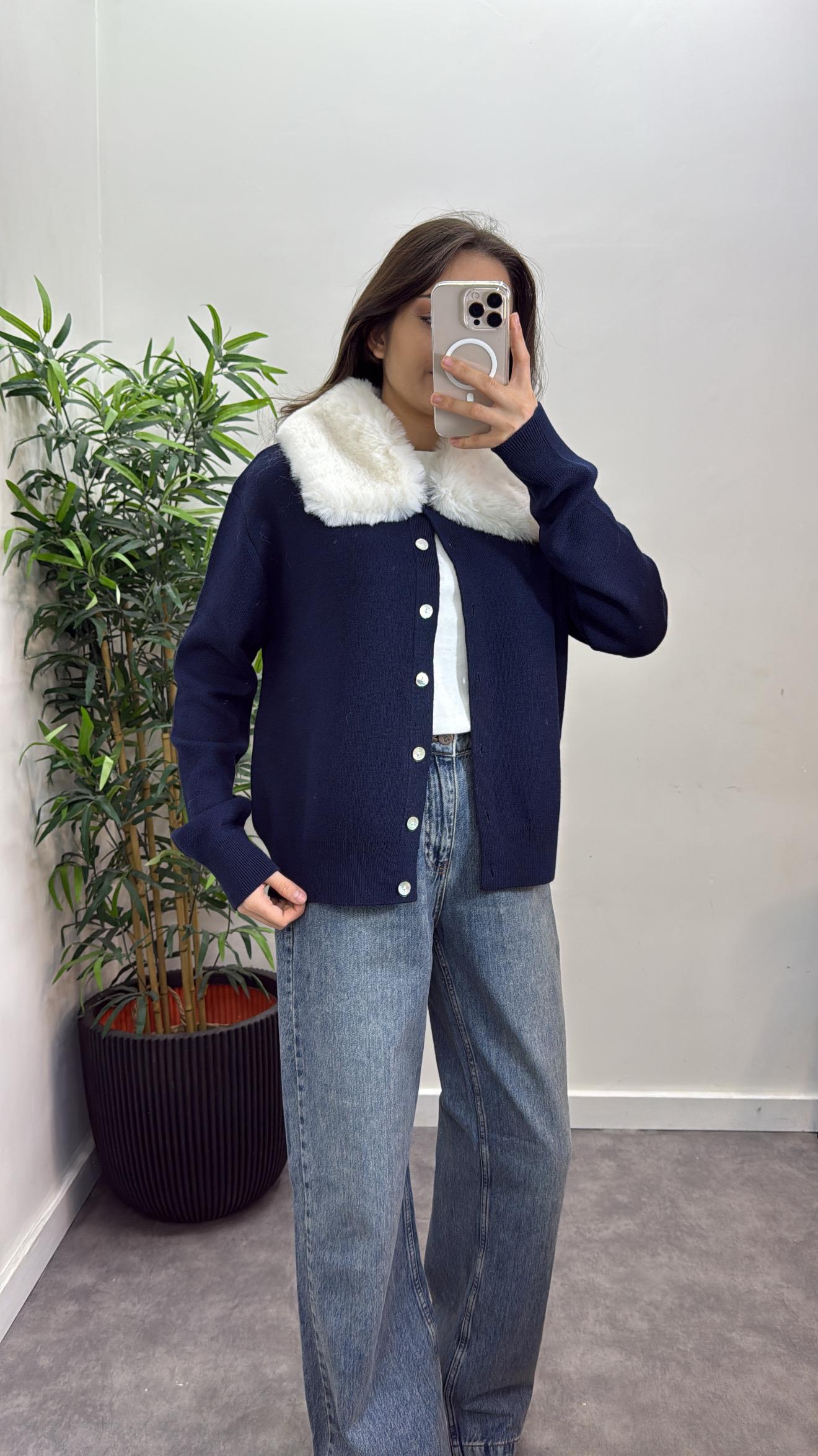 Yaka Kürk Detaylı Triko Hırka