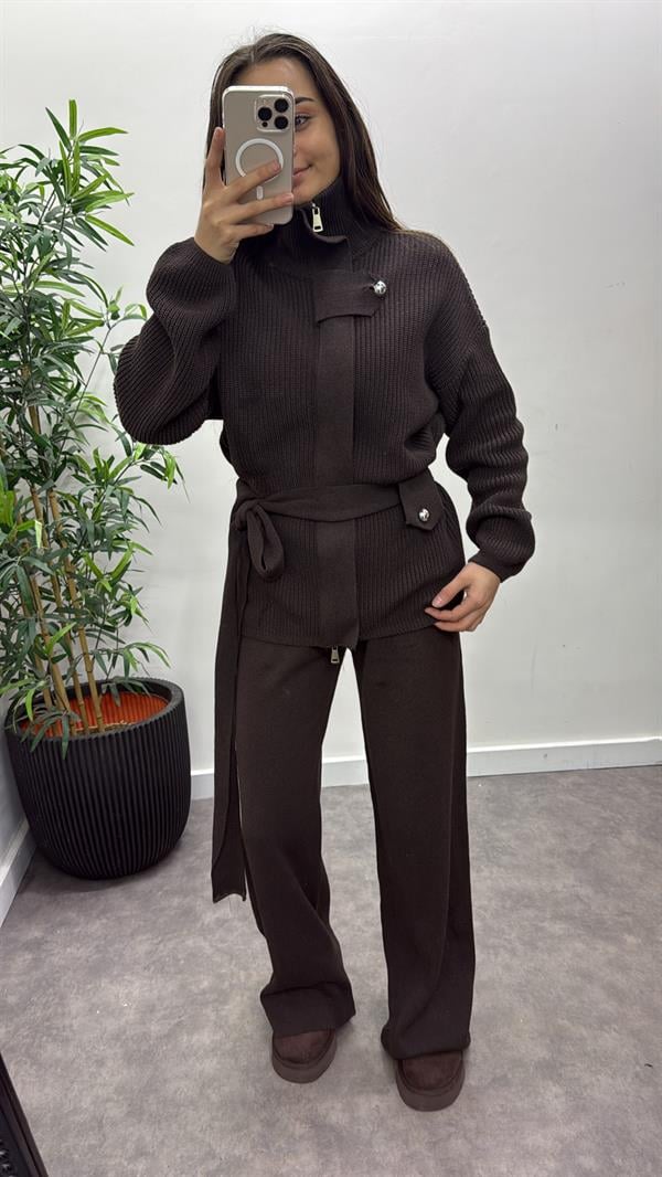 Büyük Düğme Detaylı Triko Takım