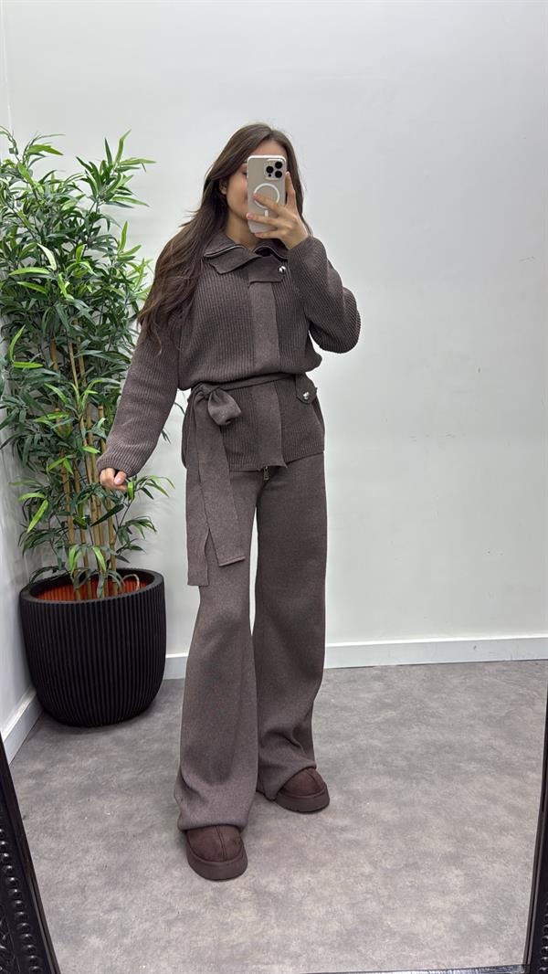 Büyük Düğme Detaylı Triko Takım