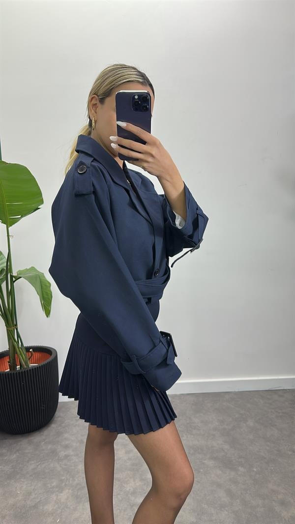 Kısa Kemerli Trenç Ceket