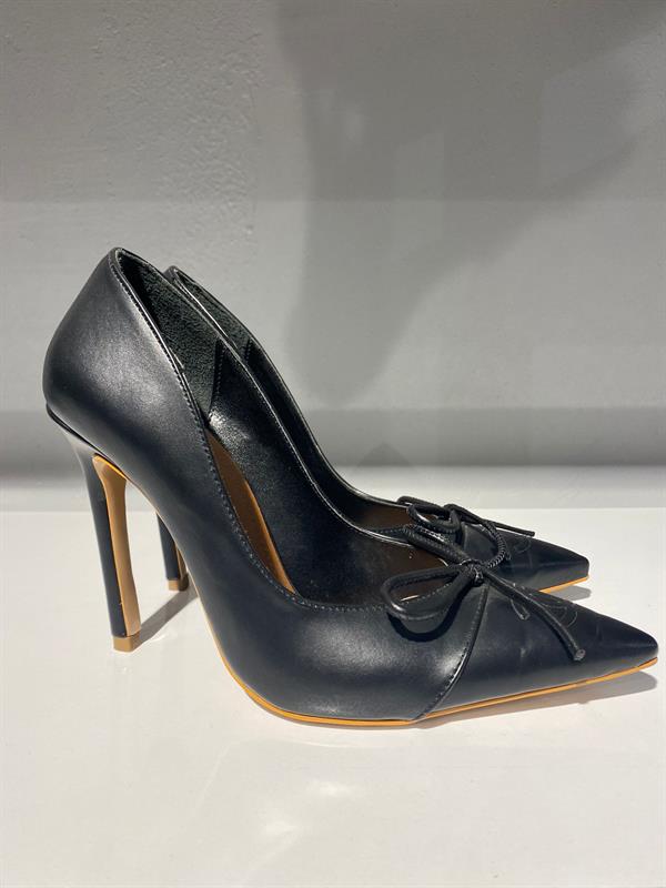 Kurdele Detay Deri Stiletto