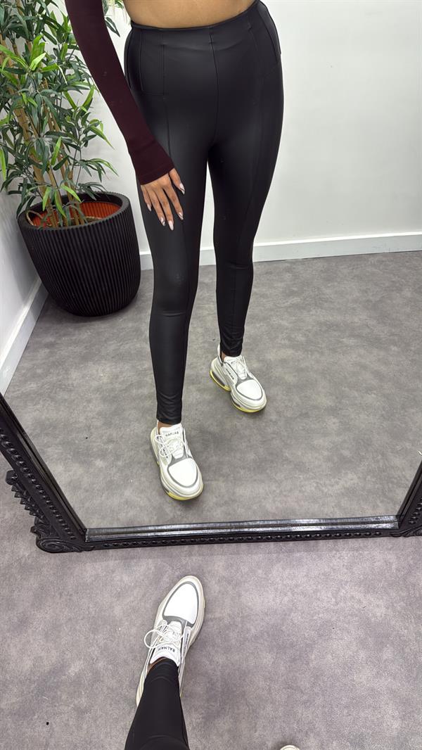 Nevrülü Mat Deri Tayt