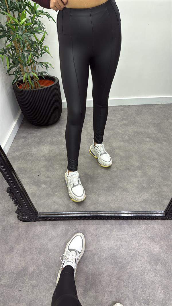 Nevrülü Mat Deri Tayt