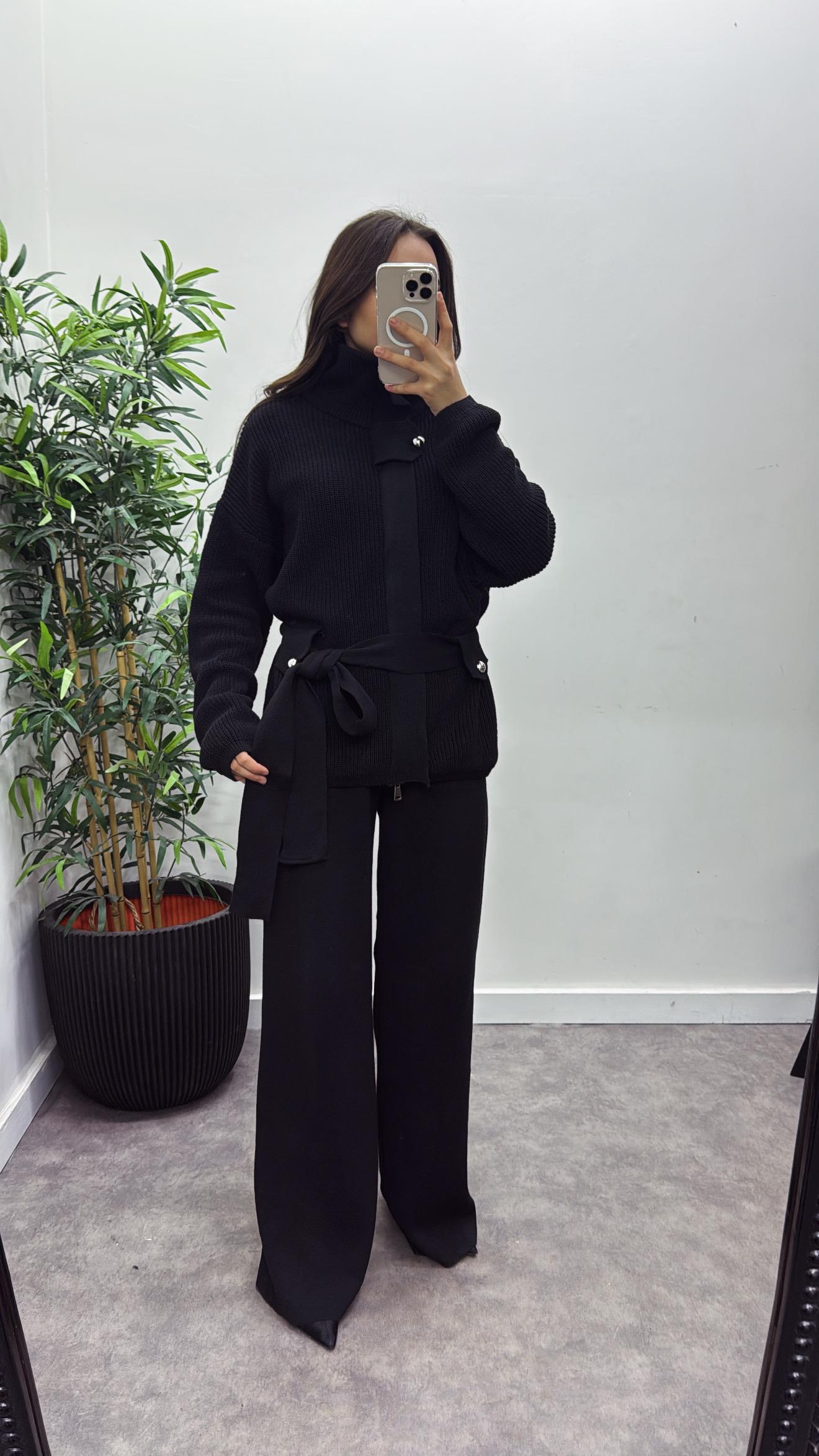 Büyük Düğme Detaylı Triko Takım