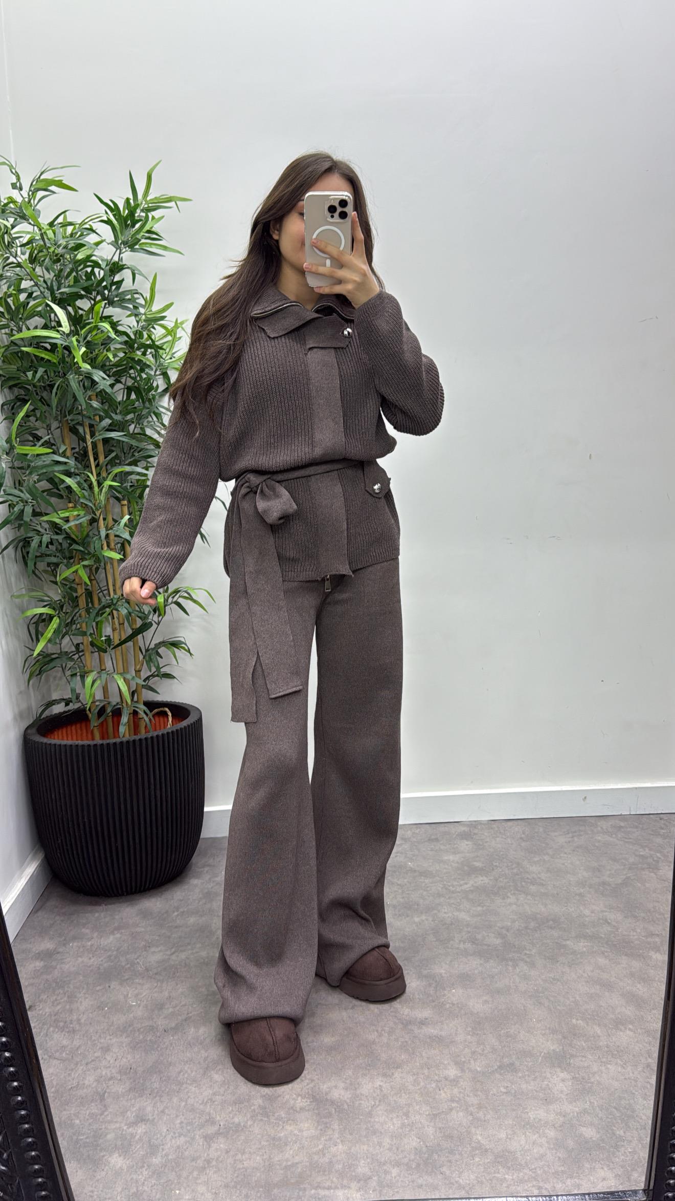 Büyük Düğme Detaylı Triko Takım