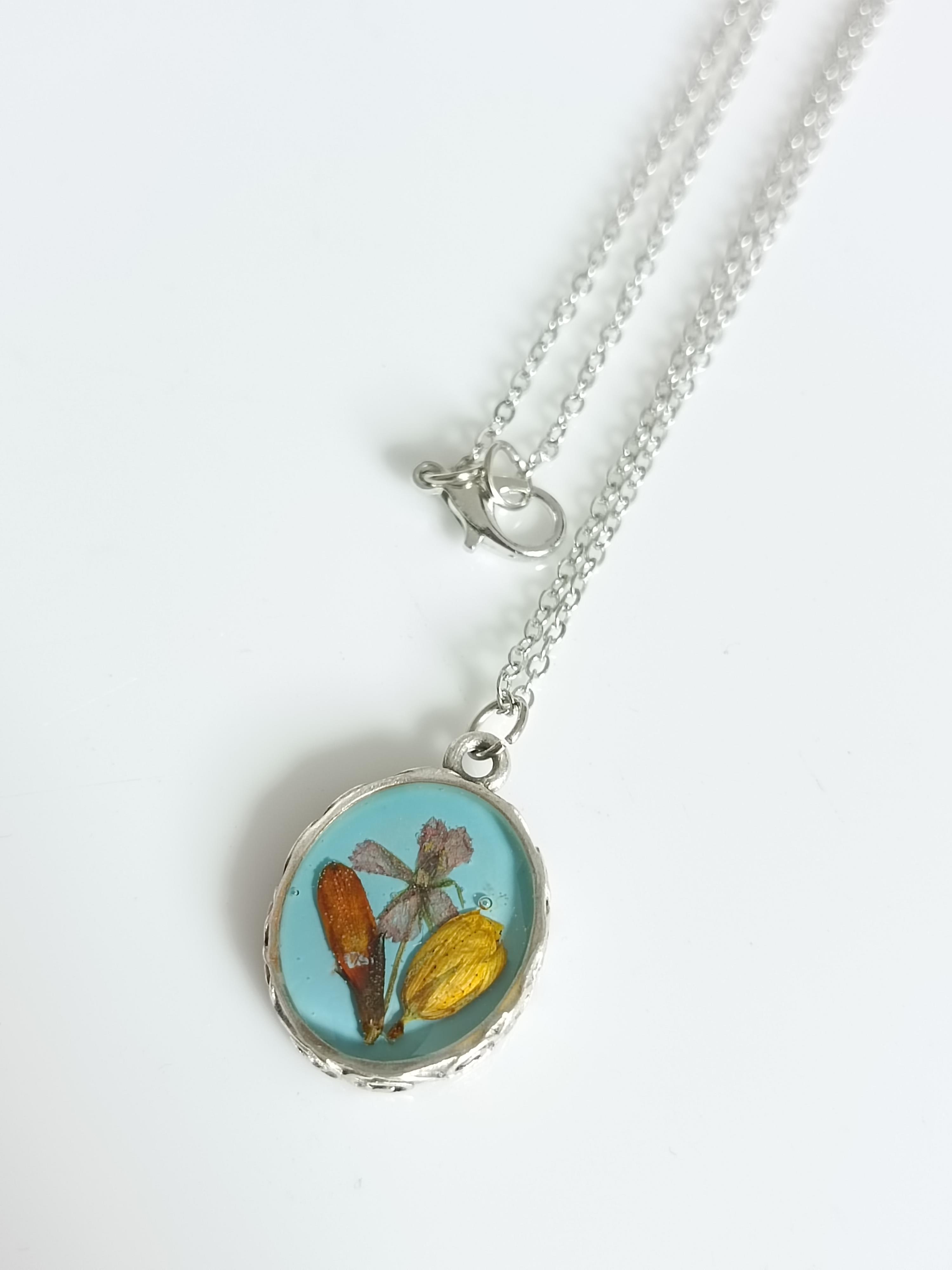 kurutulmuş çiçekten kolye