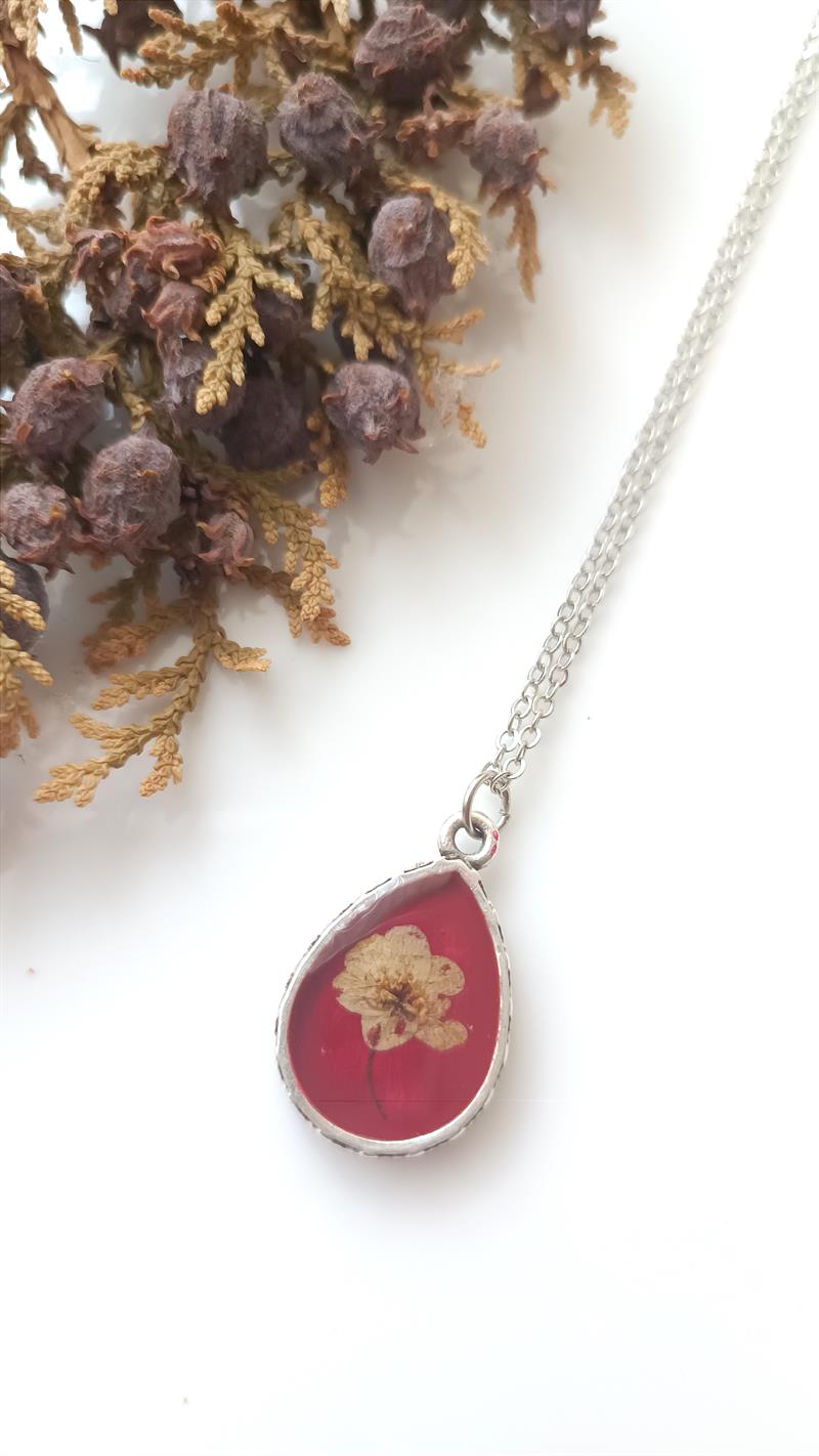 Kurutulmuş Çiçekten Kolye