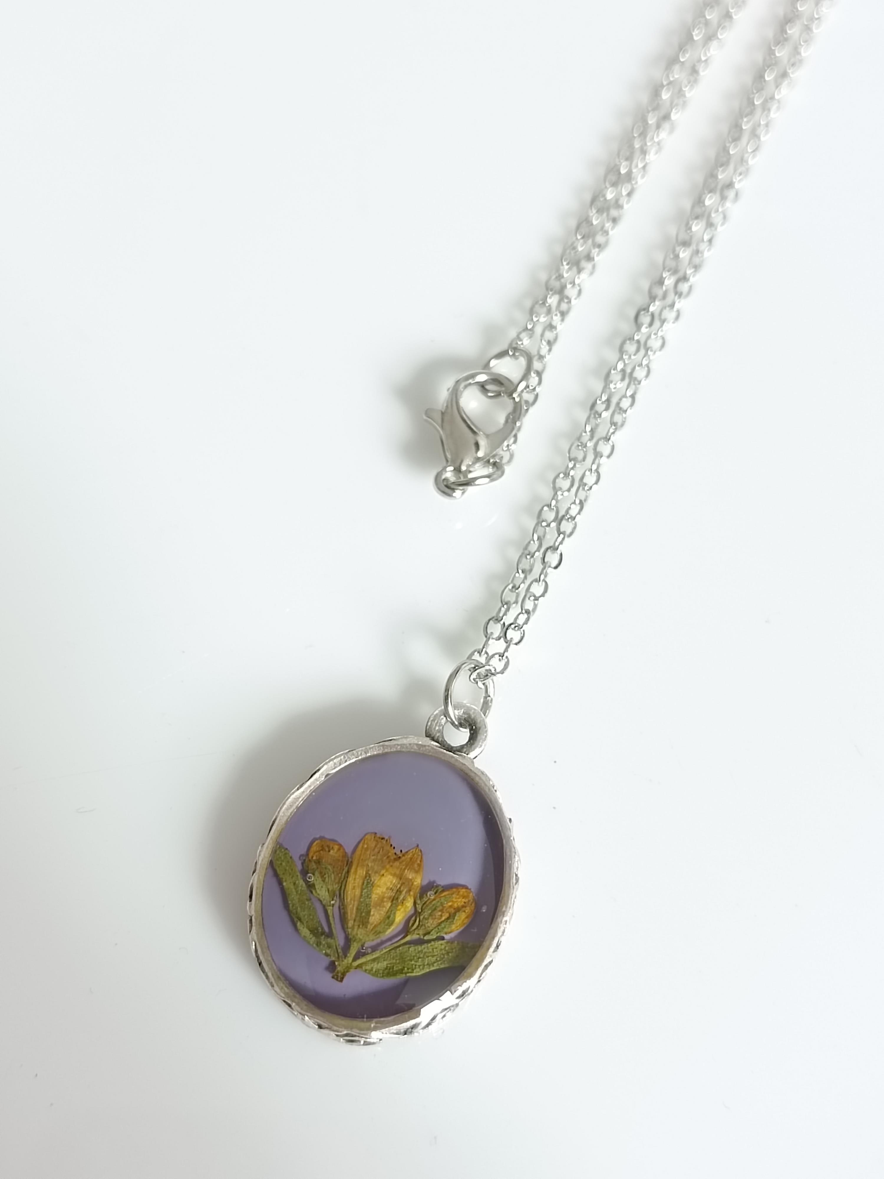 kurutulmuş çiçekten kolye