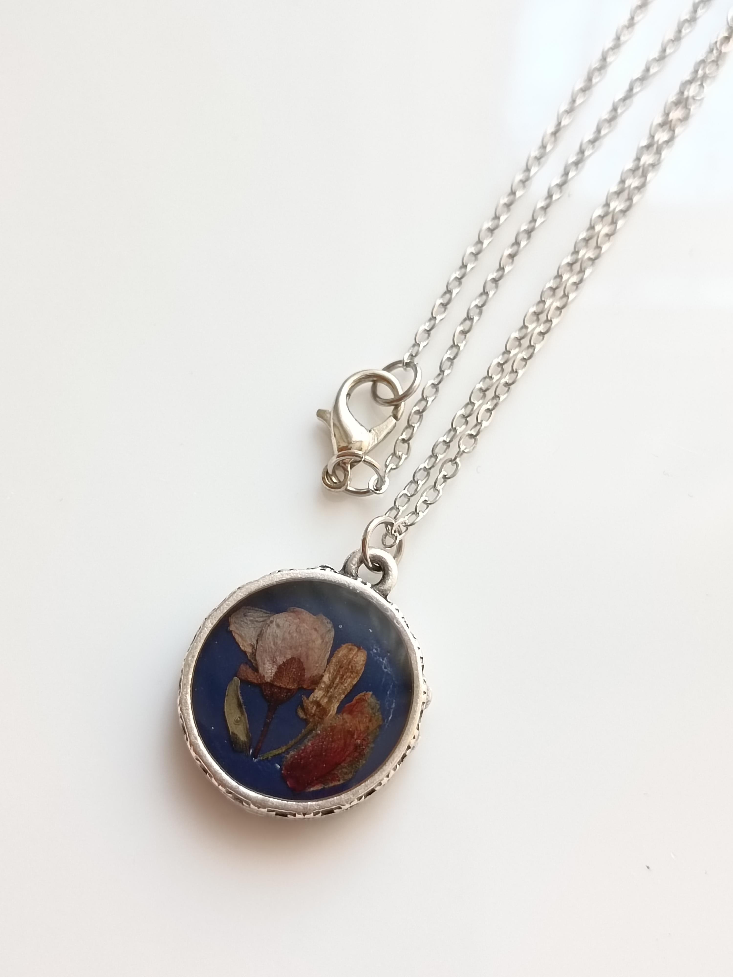 Kurutulmuş Çiçekten Kolye