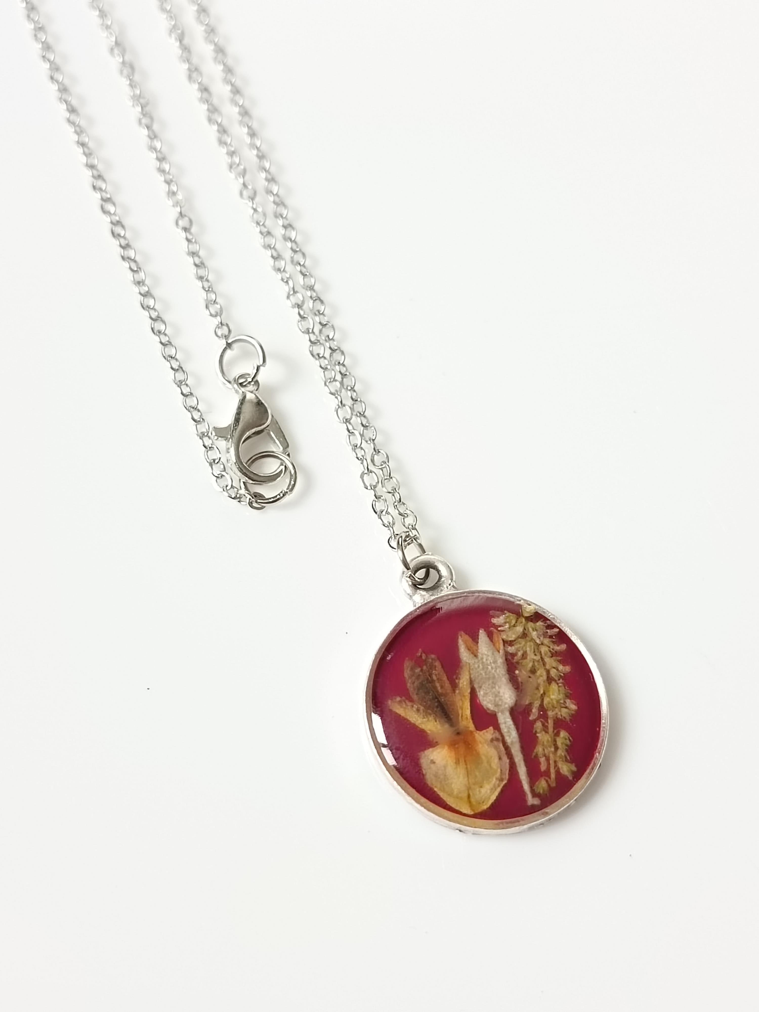 Kurutulmuş Çiçekten Kolye